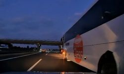 Otomobilin kaza yapmasına sebep olan yolcu otobüsü durmayarak yoluna devam etti