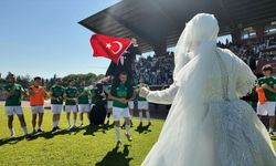 Düğün günü stadyuma koştular: Gelinlik ve damatlıkla final maçını kaçırmadılar