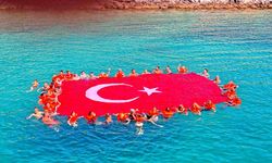 Çeşme açıklarında gururlandıran tablo! 120 kadın tek yürek oldu