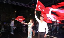 Dikili'de 30 Ağustos Zafer Bayramı coşkusu konserle kutlandı
