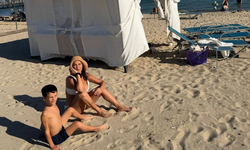 Hülya Avşar yine doğal yine fit! Tatil pozları gündem oldu