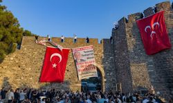 İzmir'de "Terörsüz Türkiye" vurgusu: Kadifekale surlarına Türk Bayrağı asıldı