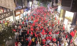 Karşıyaka Çarşısı kırmızı-beyaz!