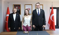 Konak'ta YENİ Parti rüzgarı: Başkan Mutlu ve 19 meclis üyesi rozet taktı!