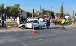Manisa'da ışıklı kavşakta kaza: Otomobil ile motosiklet çarpıştı