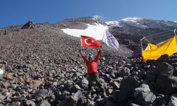 Manisalı dağcıdan Ağrı Dağı'nda 30 Ağustos kutlaması