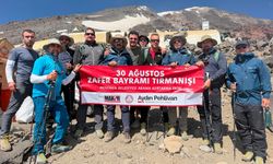 Menemen ekibi Ağrı Dağı’na Türk Bayrağı dikti!