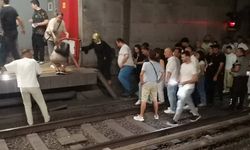 İzmir'de Metro seferleri normale döndü: Yolcular raylarda yürüdü