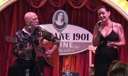 Bodrum gecelerine damga vuran performans, anne oğulun neşesi geceye renk kattı