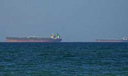 Hürmüz’de sıcak saatler: Tanker yakınında çifte patlama!