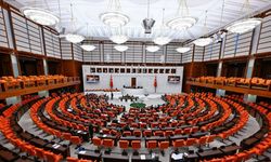Meclis koridorlarında kapı krizi: TBMM’de ‘çerçeve yasa’ maratonu olaylı başladı!