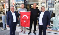 Tüm Buca kırmızı beyaz! Dükkan dükkan bayrak dağıtıldı