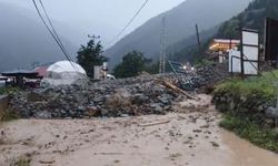 Uzungöl’de sağanak yağış beraberinde heyelanı getirdi