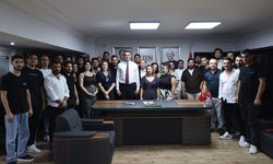 YENİ Parti İzmir İl Başkanı Çağatay Güç'ten gençlere rozet