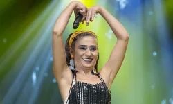 Yıldız Tilbe elbisesinin azizliğine uğradı: Yıldız Tilbe bu kez de elbisesiyle gündemde!