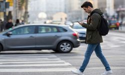 Trafikte ezber bozan düzenleme! Telefona bakarak karşıya geçen yayalara para cezası geliyor