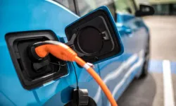 Elektrikli araçlarda şarj derdi bitiyor mu? Otomotiv devlerinin 1.000 km menzilli gizli silahı!