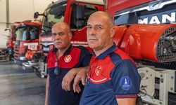 33 yıldır aynı üniformayı giyiyorlar: İzmir’in ikiz itfaiyecileri!