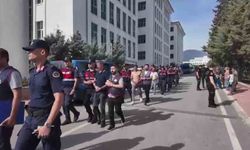 Adliyeye sevk edilen şüphelilere ailelerinden ibretlik tepki