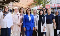 AK Parti Kadın Kolları Teşkilatı Bayramyeri’nde esnafı ziyaret etti