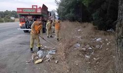 Buldan’da yol kenarındaki çöpler ateş savaşçıları tarafından temizlendi
