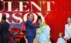 Başkan Semih Dere sahnede Bülent Ersoy’a eşlik etti