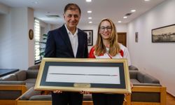 Başkan Tugay, şampiyon okçu Dünya Yenihayat’ı ağırladı