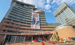 CHP Genel Merkezi'ne dikkat çeken pankart: Siyaset zenginleşme aracı değildir