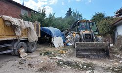 Denizli’de bir evin bahçesinden tam 15 kamyon çöp çıktı