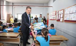 Dikili'de okula başlayan 453 miniğe belediyeden ilk gün hediyesi