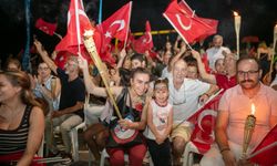 Güzelbahçe’de kurtuluşun 104. yılı fener alayı ve konserle kutlandı