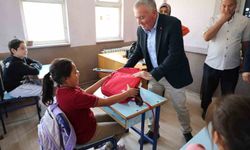 Honaz’da okul çantaları öğrencilere ulaşmaya devam ediyor