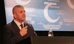 İzmir Karşıyaka'da MHP'ye katılan üyelere rozetleri takıldı