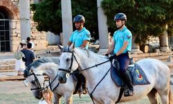 İzmir'de Atlı Jandarma güven sağlıyor