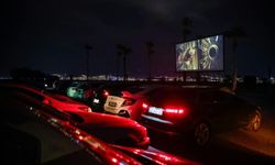 İzmir’de nostalji yeniden başladı: Arabada sinema keyfi