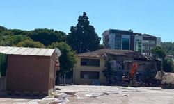 İzmir'de tarihi okul yıkıldı