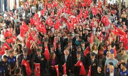 Karşıyaka Çarşısı kırmızı-beyaza büründü