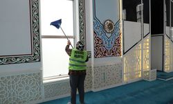 Menderes’te camilerde köşe bucak temizlik dönemi