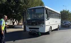 Otobüsün altında kalan elektrikli bisiklet sürücüsü yaralandı