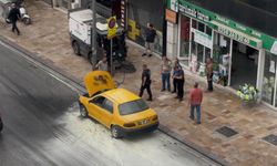 Otomobilde çıkan yangını belediye temizlik işçileri söndürdü