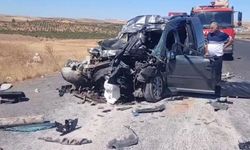 Şanlıurfa’da can pazarı! Kamyona çarpan araç hurdaya döndü: Dört kişi hayatını kaybetti