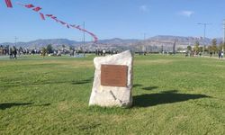 Büyükşehir sözünü unuttu: İzmir’de Şehitler Kitabesi kaderine terk edildi