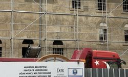 Tarihi binanın restorasyonunda feci kaza! İşçi kolunu iş makinesine kaptırdı