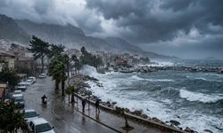 Harita kırmızıya döndü! Meteoroloji’den sel, fırtına ve su baskını uyarısı