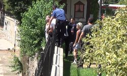 Tren yoluna atlayarak canına kıymak istedi: Ekipler son anda yetişti
