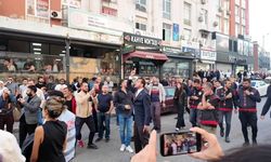 Çiğli Belediyesi önünde Uygar Yıldırım ile Erkan Akar arasında gergin anlar