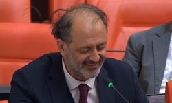 AK Partili Yücel Arzen Hacıoğulları Meclis'te İzmir Marşı'nı seslendirdi