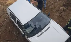 Su doldururken kendi aracının altında ezildi