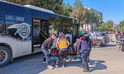 Belediye otobüsü ile araç birbirine girdi: Yaralılar hastaneye kaldırıldı
