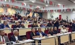 Çiğli Belediye Meclisinde Başkan Yıldız'a su şişesi fırlatıldı!